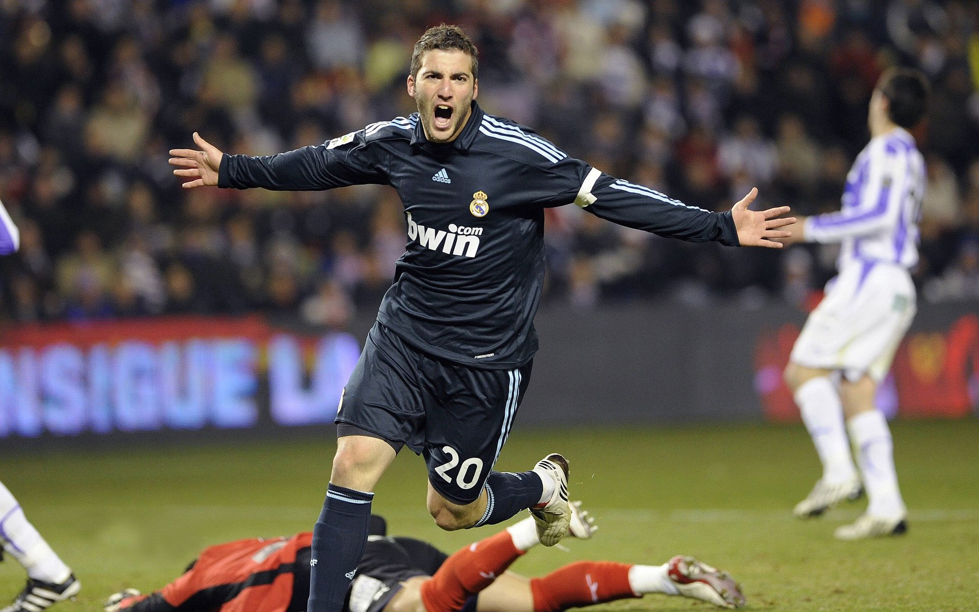 九游体育官网-水球赛场瑞士男队防守严密，瑞士队打球风格